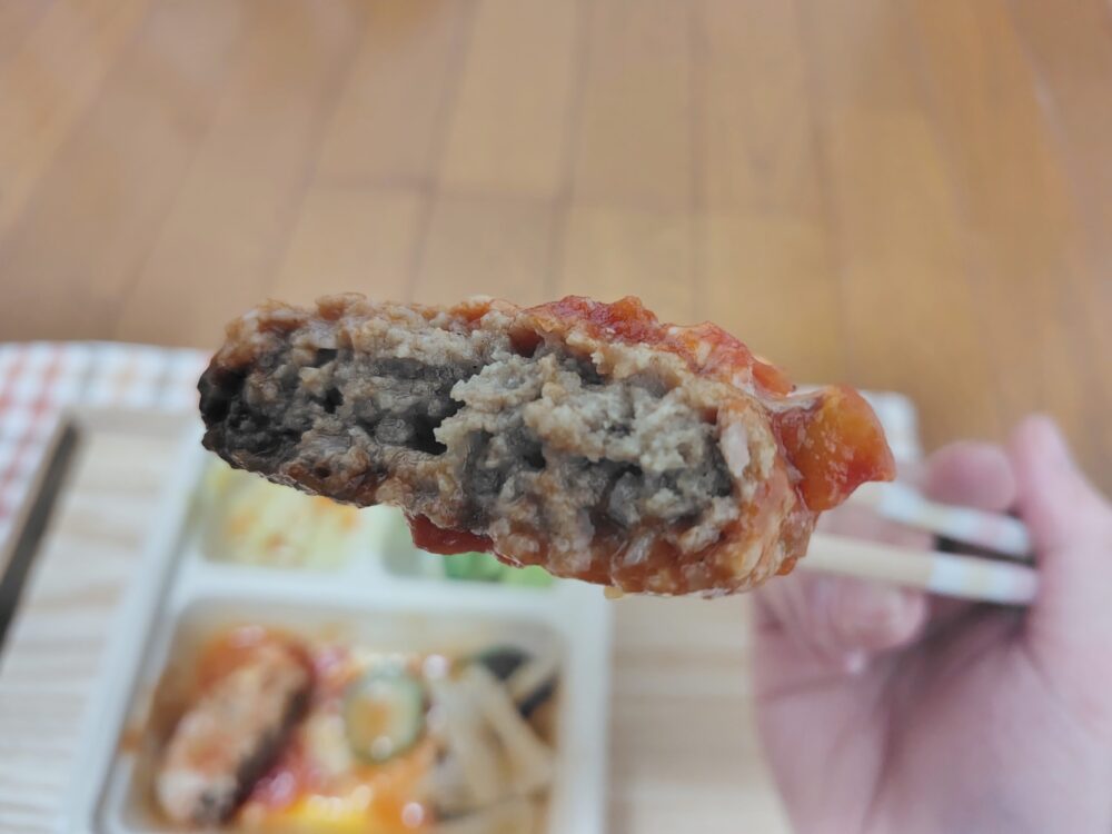 三ツ星ファーム 濃厚トマトソースとチーズの贅沢ハンバーグ